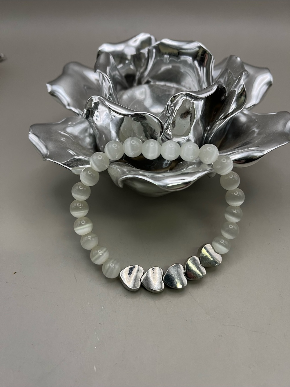 Light Grey Fiber Optic Beaded Bracelet Silver Tone Hearts Stretch Stacking Boho - Picture 4 of 4